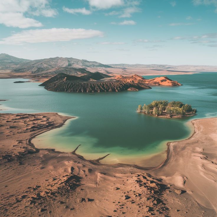 Lake Turkana's Ancient Wonders 💎🏜️